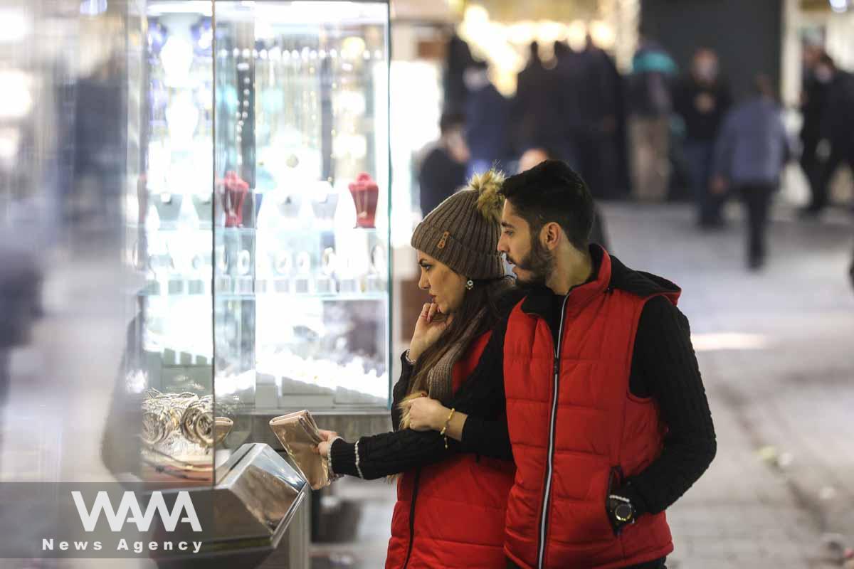 An Iranian couple views the showcase of a jewellery store in Tehran Bazaar, in Tehran, Iran January 25, 2023. Majid Asgaripour/WANA (West Asia News Agency)