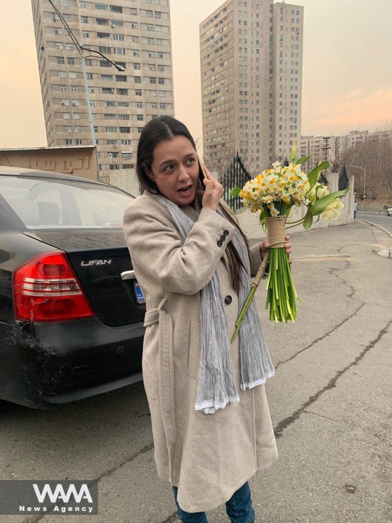 Iranian actor Taraneh Alidoosti holds flowers after her release from Evin prison, in Tehran, Iran January 4, 2023. Gisoo Faghfoori/Sharghdaily/WANA (West Asia News Agency)