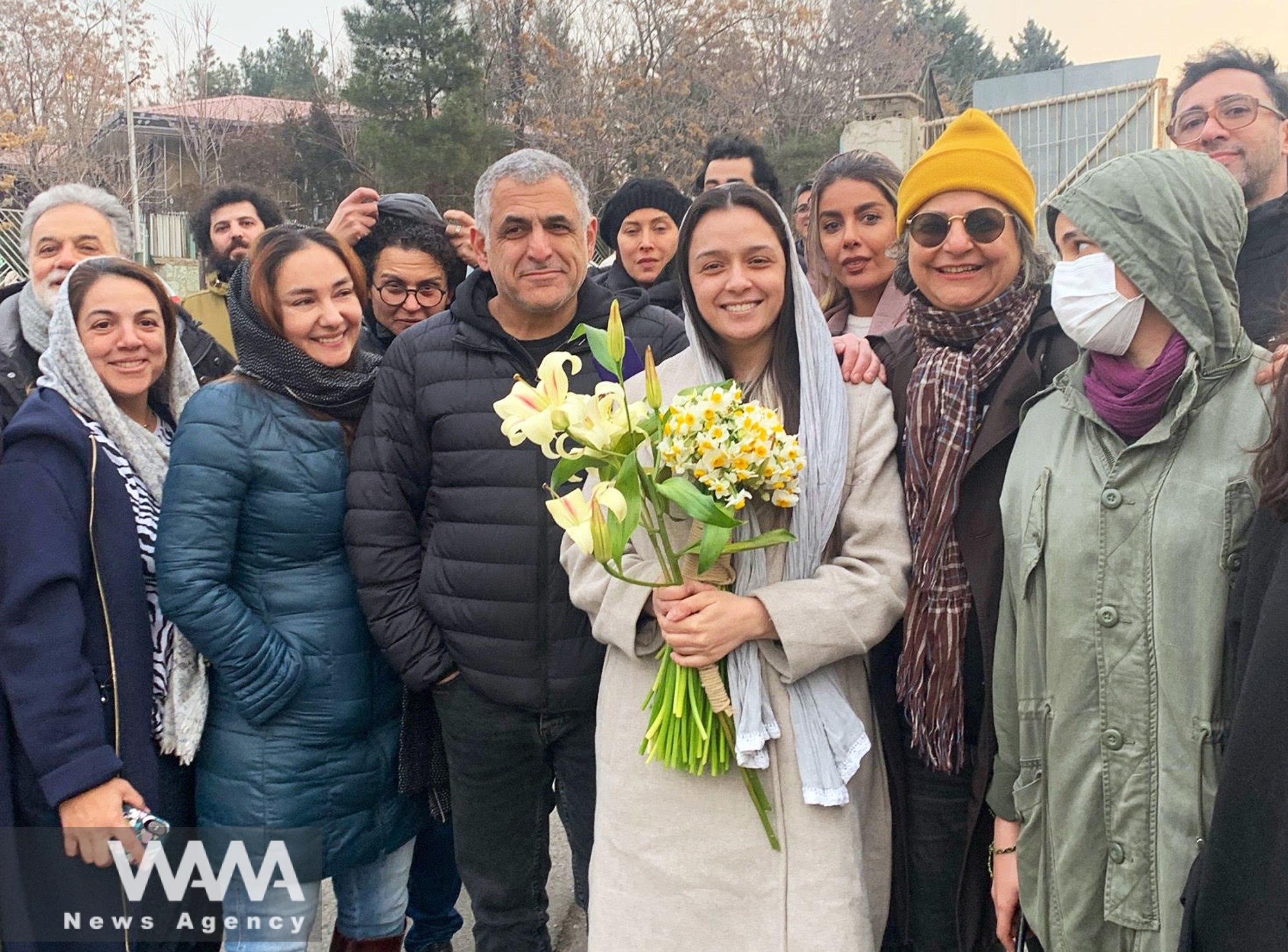 Iranian actor Taraneh Alidoosti is welcomed by friends after her release from Evin prison, in Tehran, Iran January 4, 2023. Gisoo Faghfoori/Sharghdaily/WANA (West Asia News Agency)