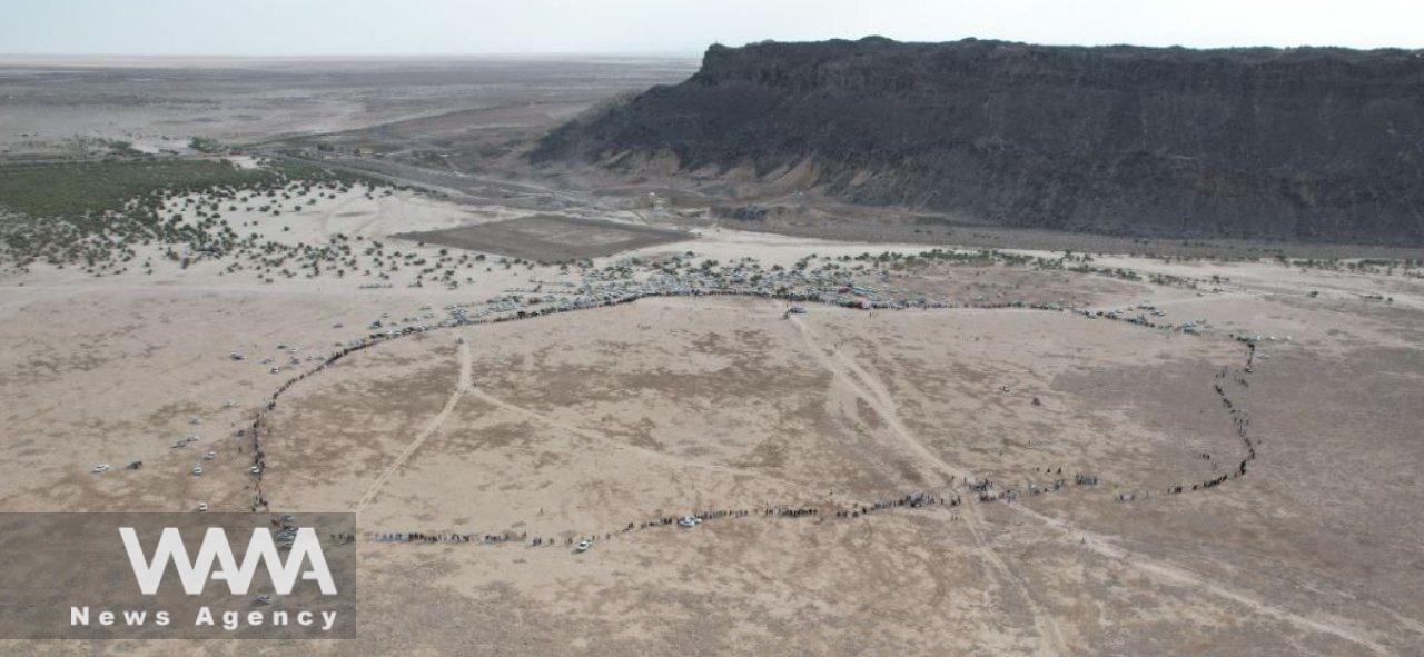 The human chain of Sistani citizens to save the Hamon Pond and request the right to the Hirmand River. Social Media / WANA News Agency