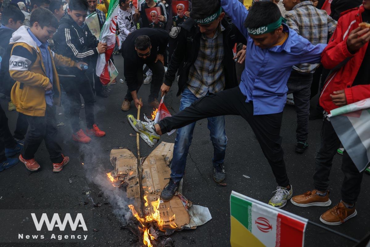 Iranians burn a replica of Israeli Prime Minister Benjamin Netanyahu during the 44th anniversary of the U.S. expulsion from Iran, in Tehran/WANA (West Asia News Agency)