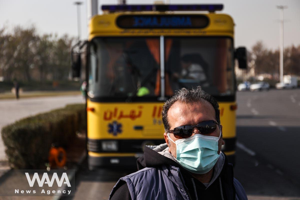 An Iranian man wears protective face mask, following the increase in air pollution in Tehran/WANA (West Asia News Agency)