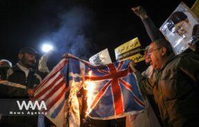 Protesters burn the British flag during a gathering in support of Yemen in front of the British embassy in Iran/WANA (West Asia News Agency)