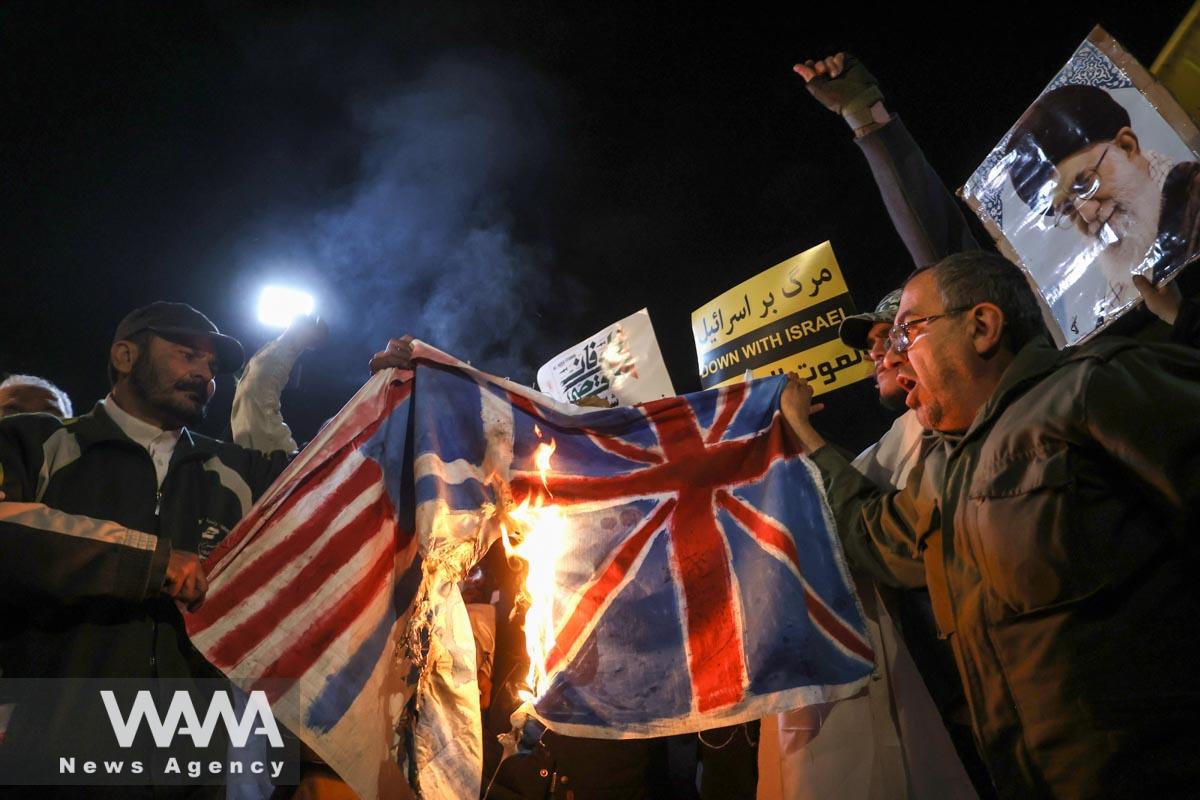 Protesters burn the British flag during a gathering in support of Yemen in front of the British embassy in Iran/WANA (West Asia News Agency)