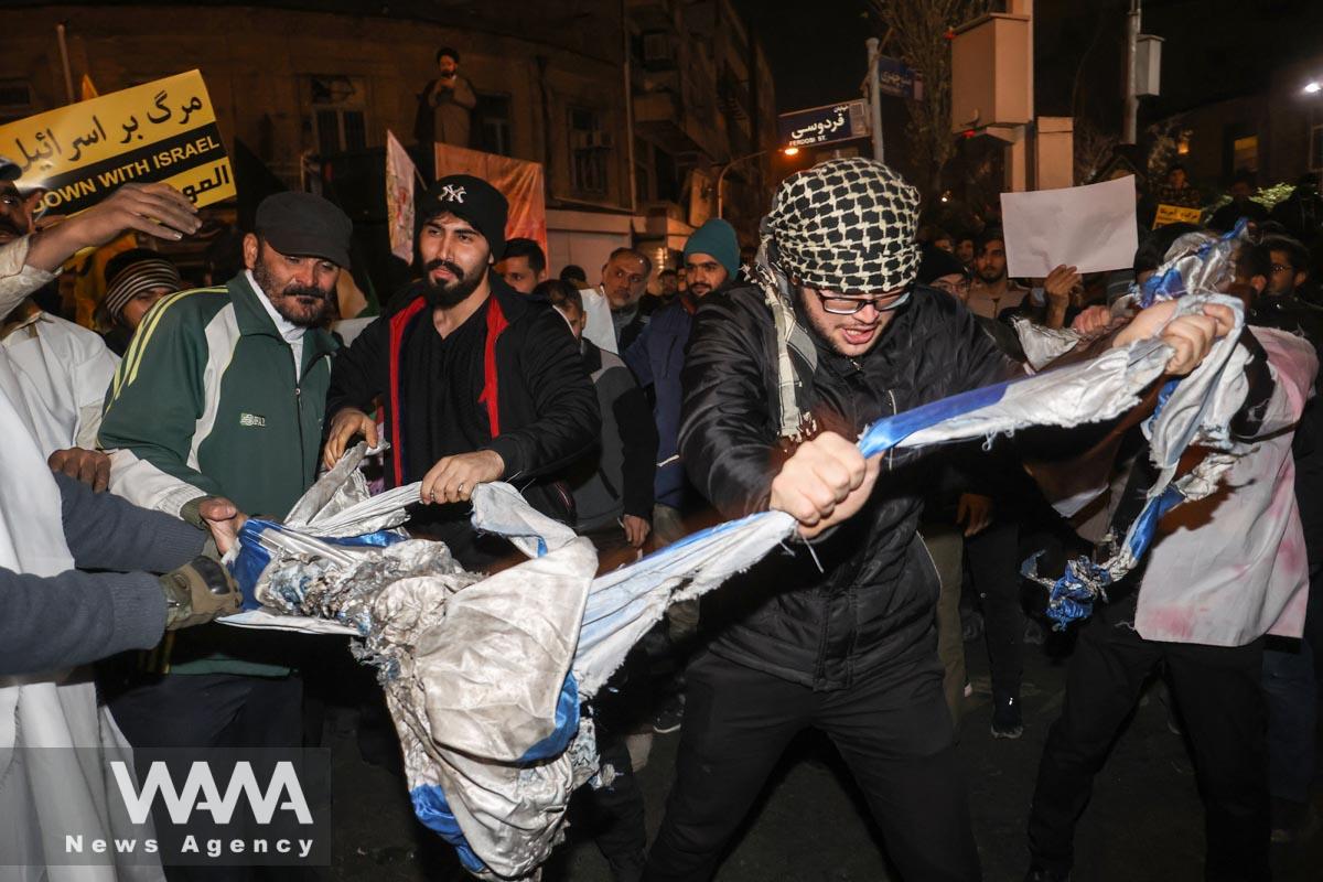 Protesters tear up the Israeli flag during a gathering in support of Yemen in front of the British embassy in Iran/WANA (West Asia News Agency)