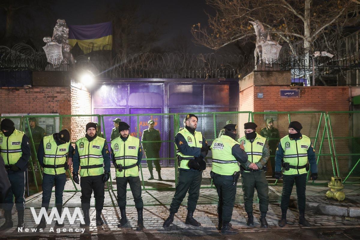 Police stand guard outside the British Embassy during a gathering in support of Yemen in front of the British embassy in Iran/WANA (West Asia News Agency)