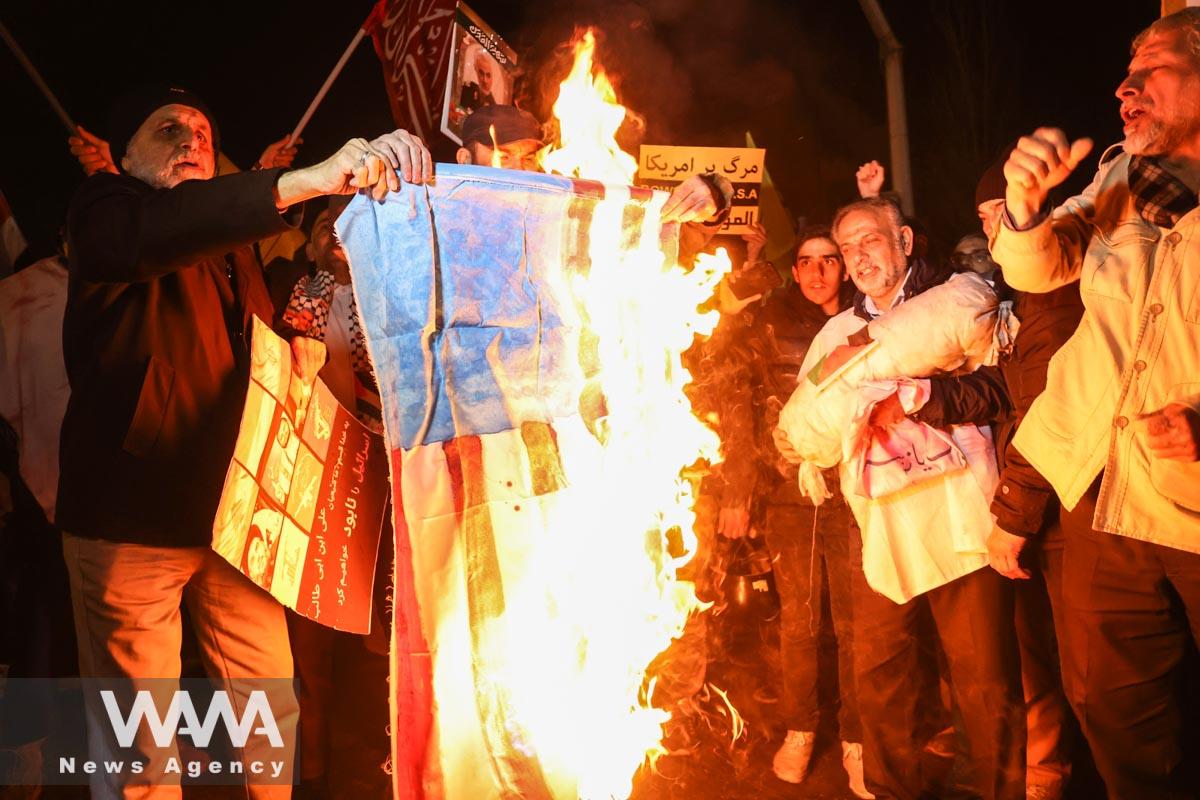 Protesters burn the U.S. flag during a gathering in support of Yemen in front of the British embassy in Iran/WANA (West Asia News Agency)