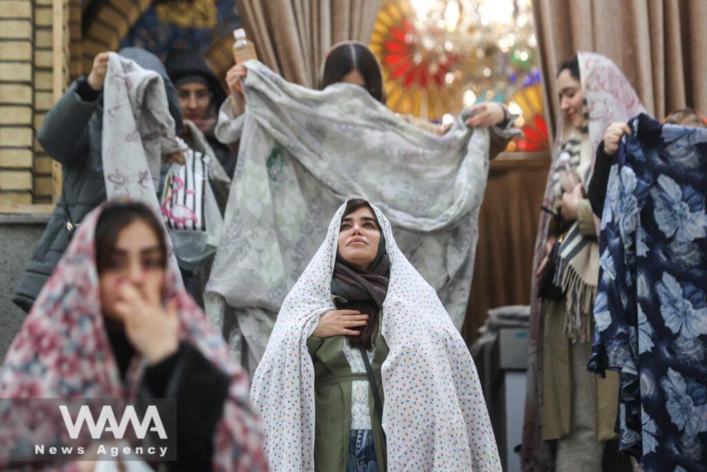 An Iranian woman prays in the Imamzadeh Saleh shrine during the holy month of Ramadan in Tehran/WANA (West Asia News Agency)