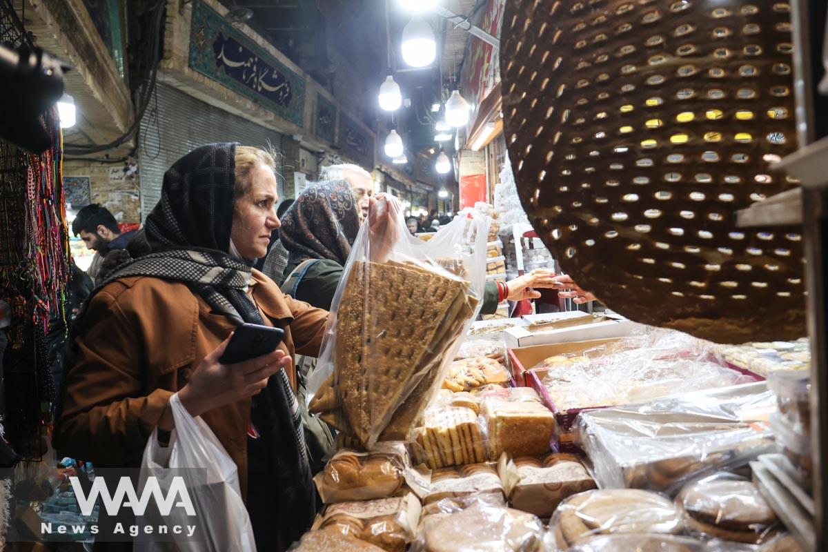 A woman is shopping during the holy month of Ramadan in Tehran/WANA (West Asia News Agency)